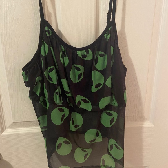 HotTopic Social Collision Alien Tank Top - Picture 1 of 2